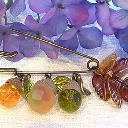 ストールピン ブローチピンどんぐりチャーム　かぶとピン 4枚目の画像