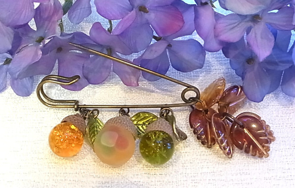 ストールピン ブローチピンどんぐりチャーム　かぶとピン 4枚目の画像