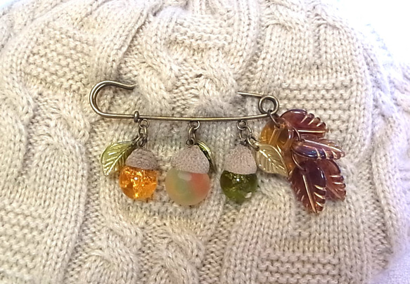 ストールピン ブローチピンどんぐりチャーム　かぶとピン 1枚目の画像