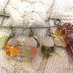 ストールピン ブローチピンどんぐりチャーム　かぶとピン 2枚目の画像