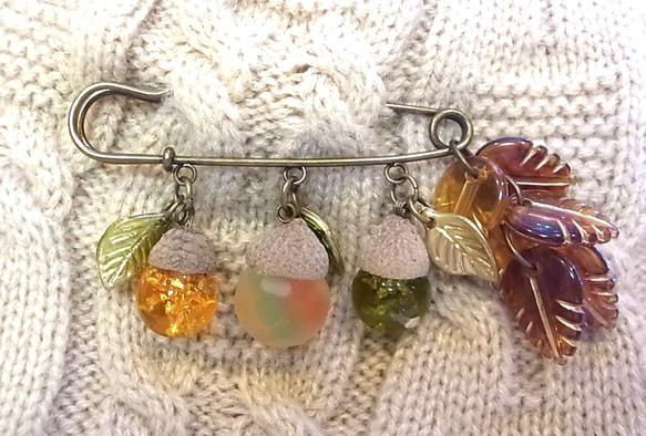 ストールピン ブローチピンどんぐりチャーム　かぶとピン 2枚目の画像