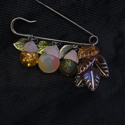 ストールピン ブローチピンどんぐりチャーム　かぶとピン 6枚目の画像