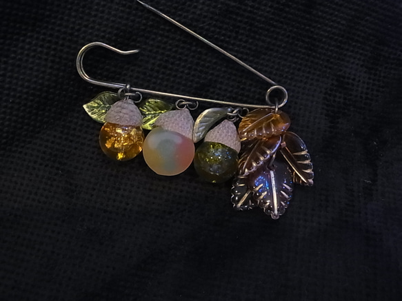 ストールピン ブローチピンどんぐりチャーム　かぶとピン 6枚目の画像