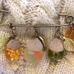 ストールピン ブローチピンどんぐりチャーム　かぶとピン 3枚目の画像