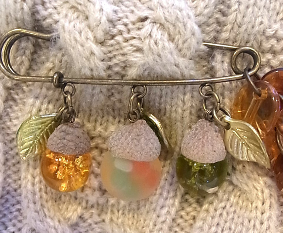 ストールピン ブローチピンどんぐりチャーム　かぶとピン 3枚目の画像