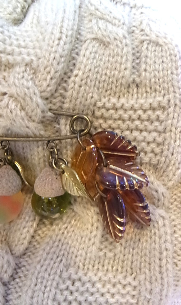 ストールピン ブローチピンどんぐりチャーム　かぶとピン 7枚目の画像