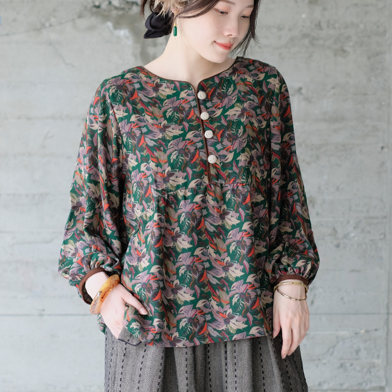 【新色】魅せる一枚！くるみボタンのフレアブラウス（25w-01）ダークグリーン