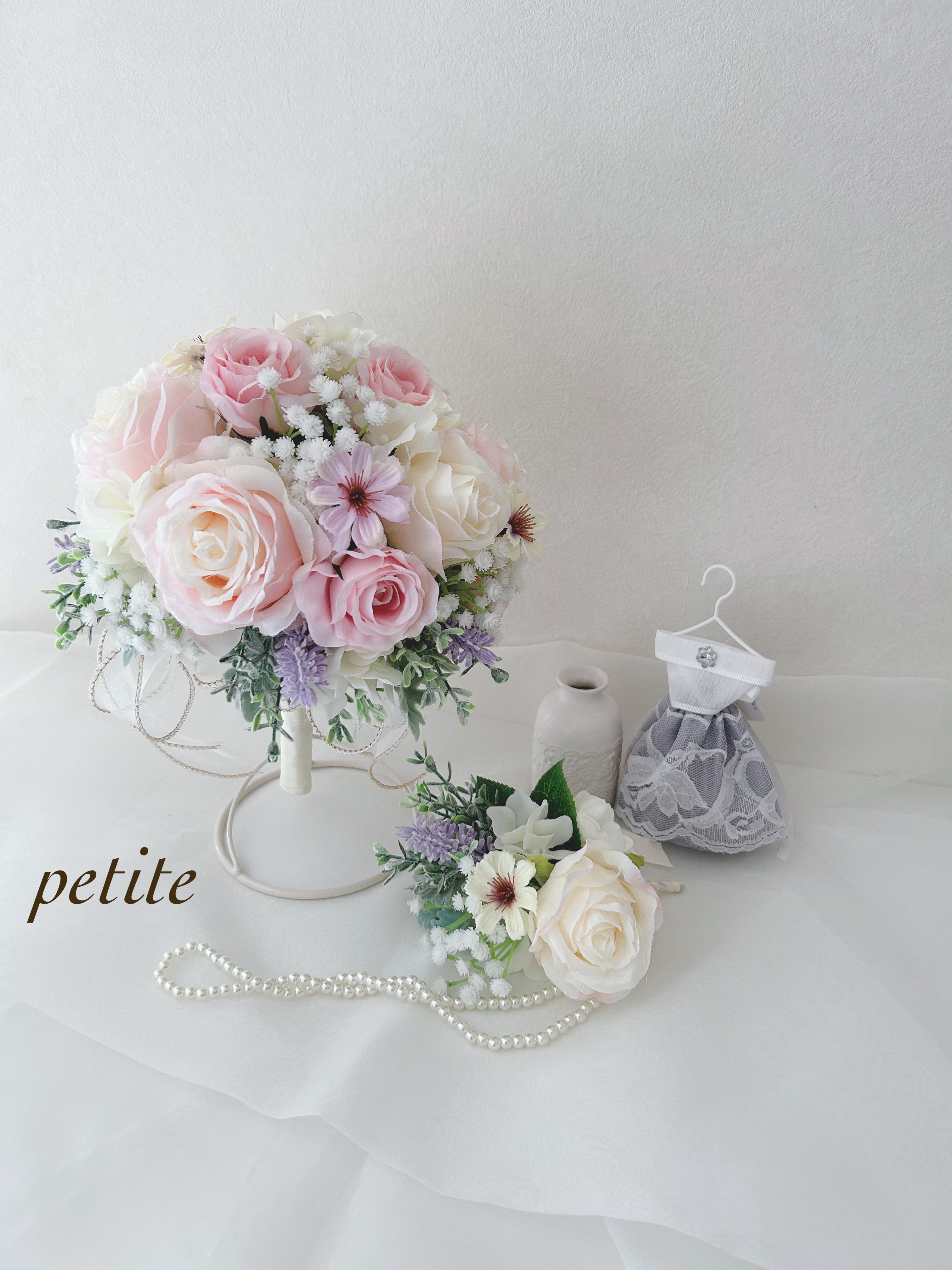 ペールトーンカラーのプリンセスラウンドブーケ・ブートニア　ブーケスタンドセット