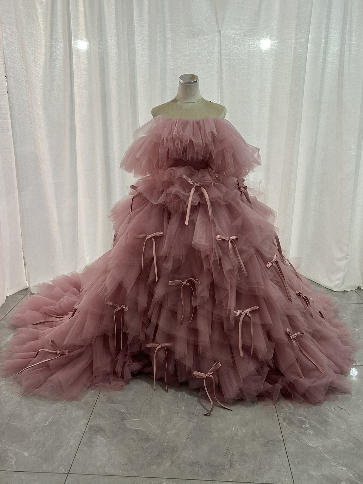 もこもこピンクカラードレス　チュールドレス　フリルオフショルダー リボン ふわふわ　ボリュームドレス 華やかなトレーン