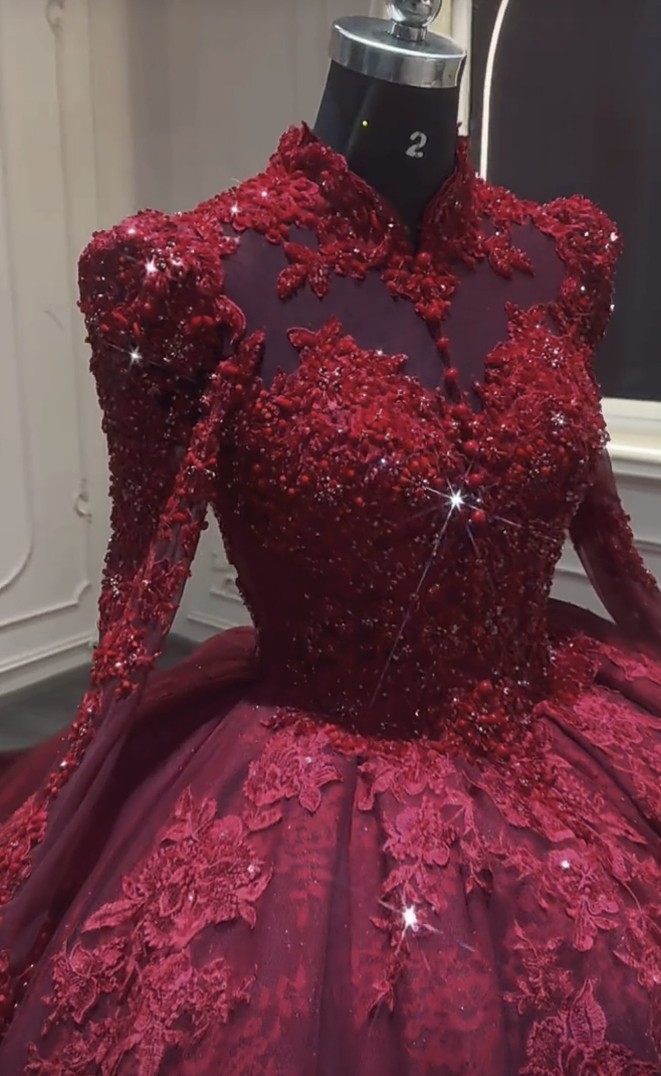 圧倒的に存在感　赤レッド系　イリュージョン　リーフ刺繍　ロングトレーン　華やかな裾引き　編み上げ背中空き　サイズオーダー