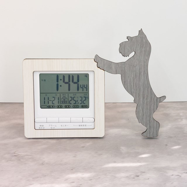 【電波時計】ワンちゃんが寄り添う電波デジタル時計 ― シュナウザー　垂れ耳　グレー