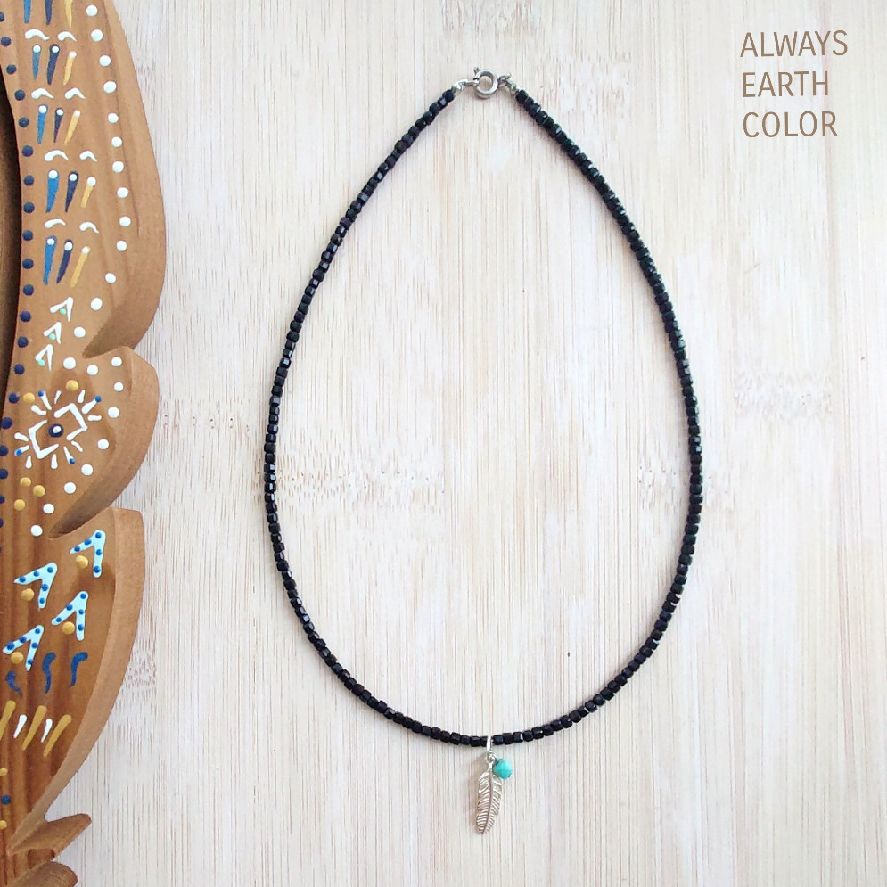 ブラックオニキスのお守りネックレス☆不規則な小粒の四角い石がカッコイイ！ターコイズ付フェザーチャームでネイティブ映え☆