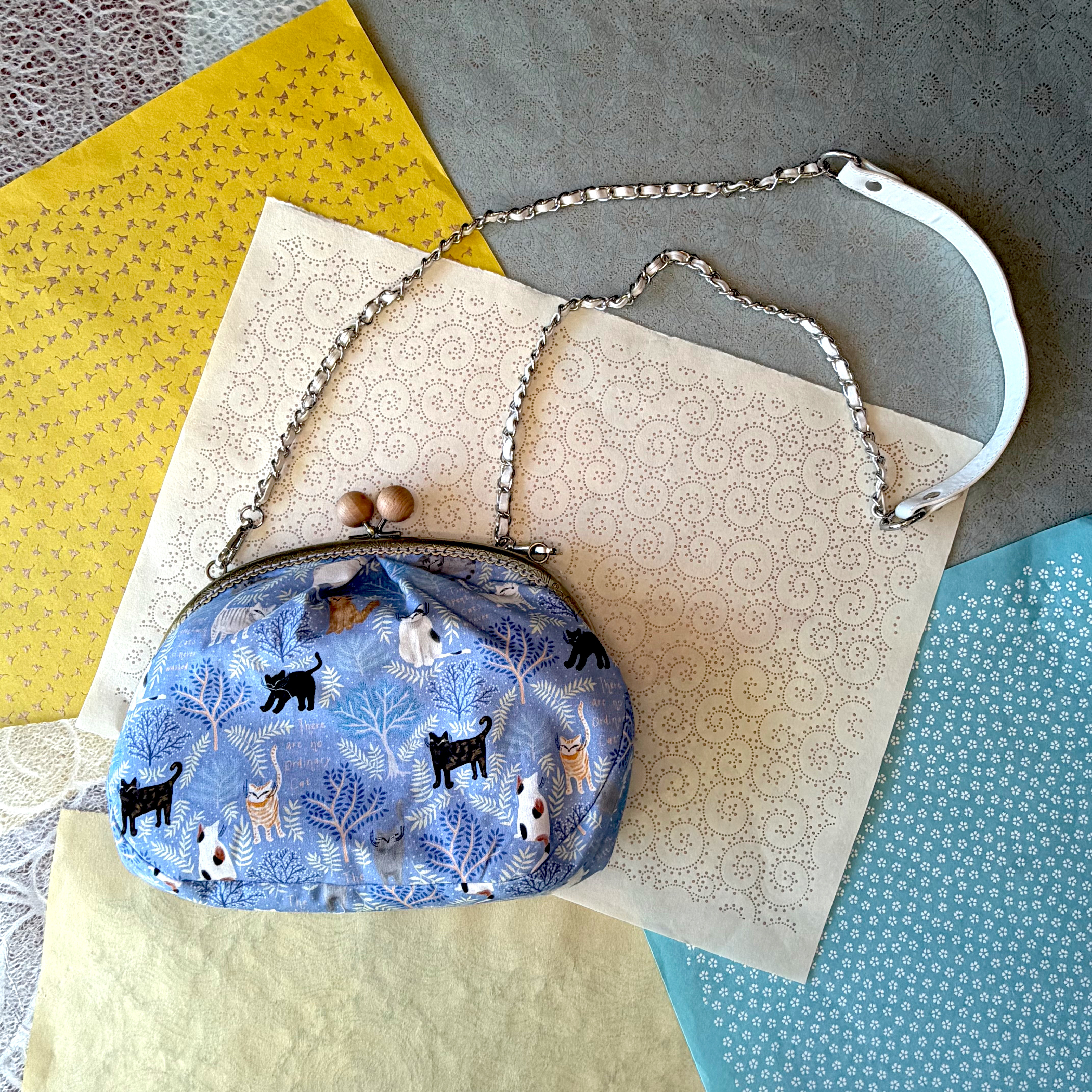 ねこ好きさんに￤淡色ブルーのがま口バッグ