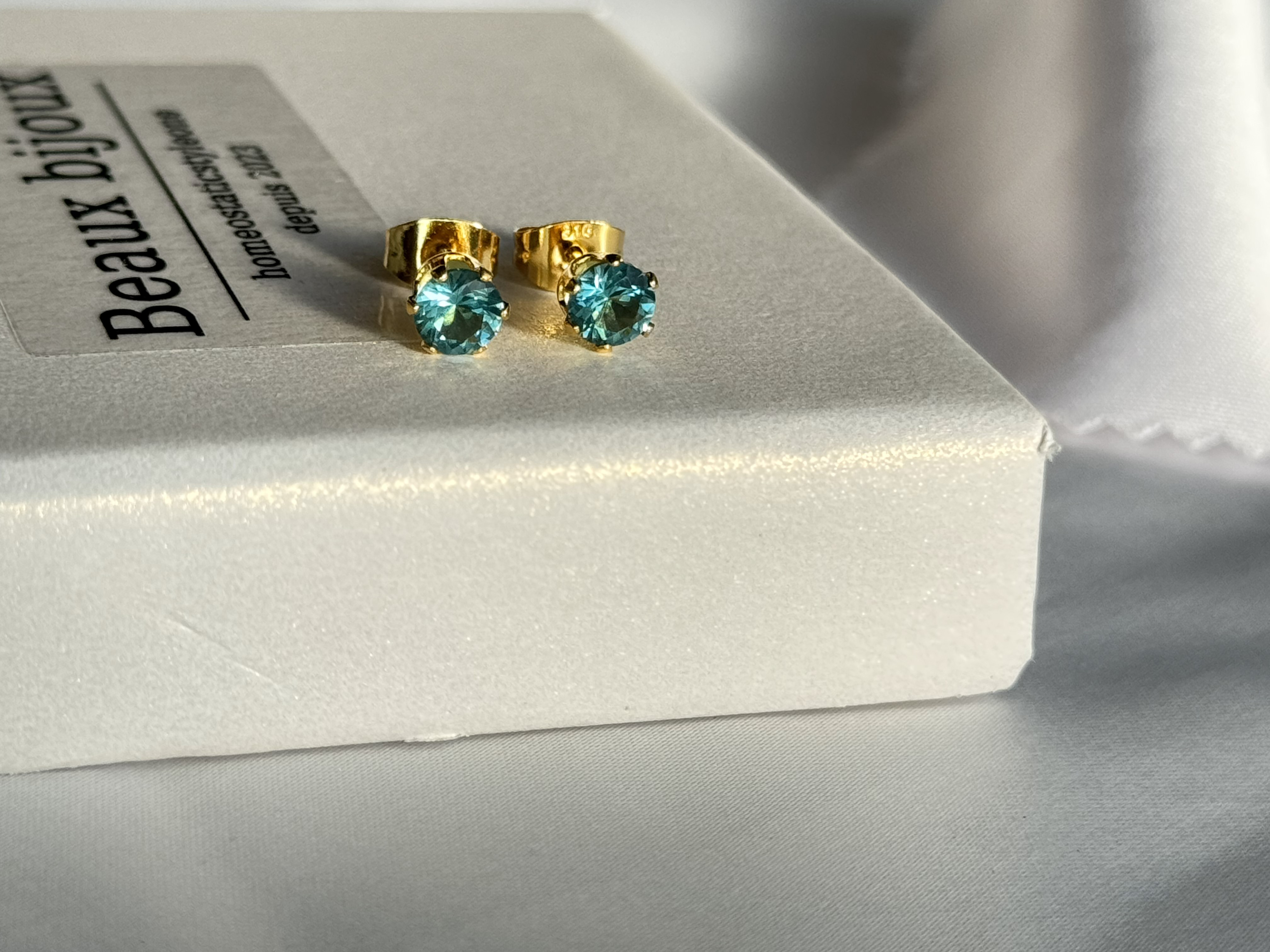 Forever Glow — ナノクリスタル × ステンレス ピアス（温泉OK）人工パライバ　永遠の輝き　3-6ｍｍ