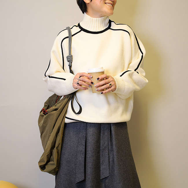 【2025新作再販】保温性◎ライン入りバイカラーゆったりめニットセータープルオーバー（ホワイト）25053WH