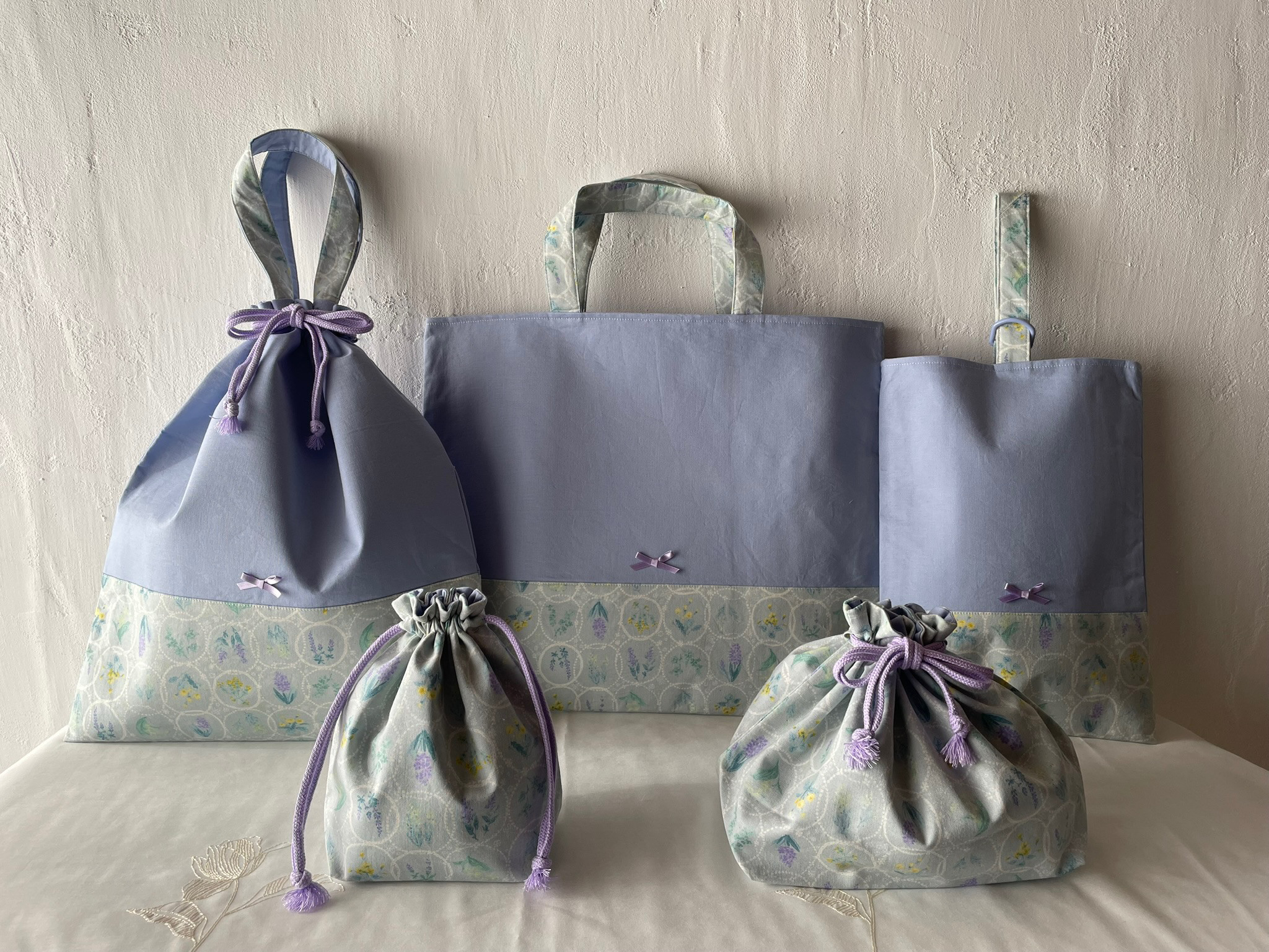 入園入学5点セット　青むらさき小花（うえ無地切替）　レッスンバッグ、おきがえ入れ、うわぐつ入れ、、おべんとう袋、コップ袋