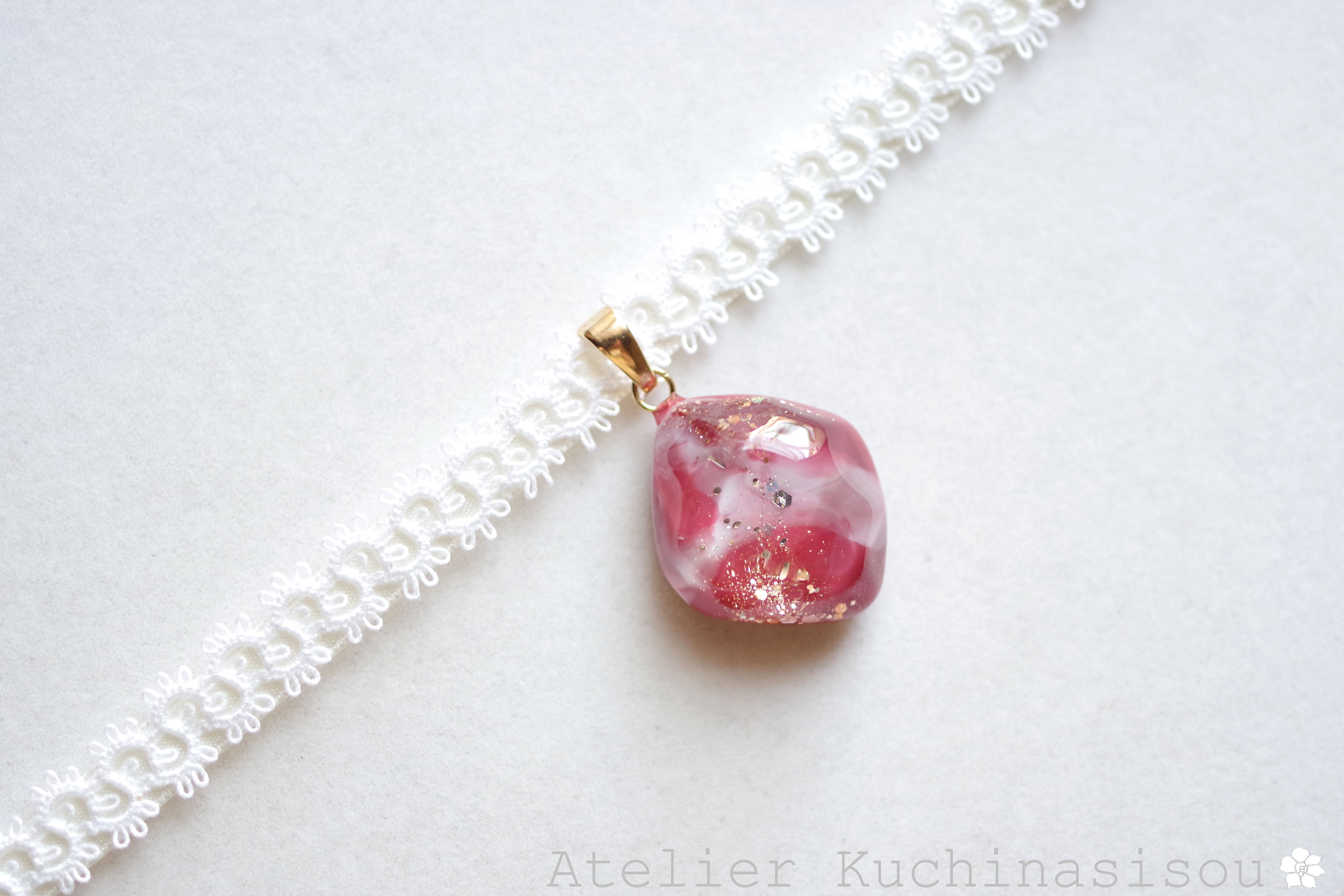 【受注製作】レジンアート　鉱物モチーフとタティングレースとサテンリボンのチョーカー〈赤い燐光〉