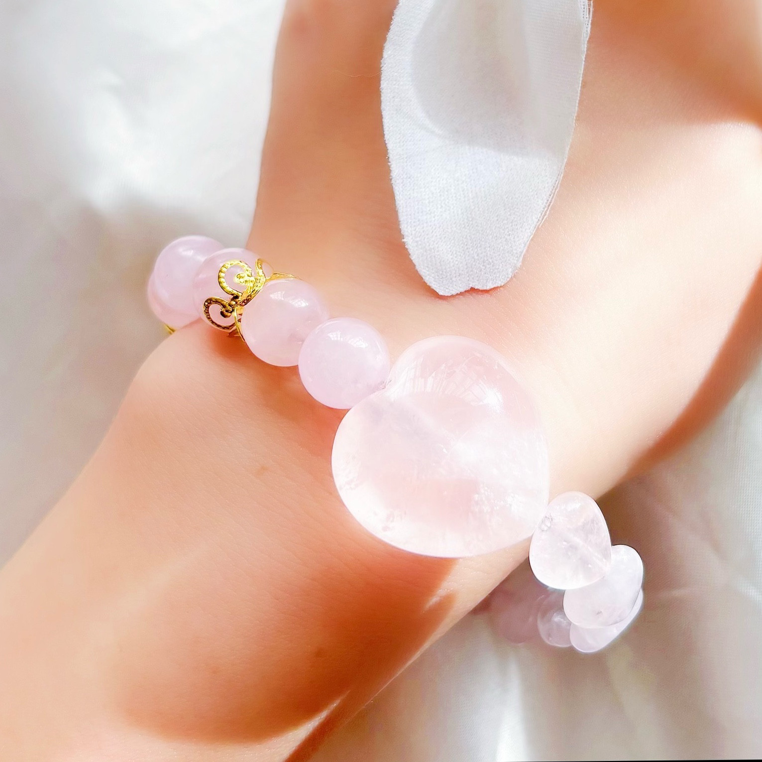 大粒ハートがきらめく上品な贅沢ローズクォーツのピンク天然石ブレスレット