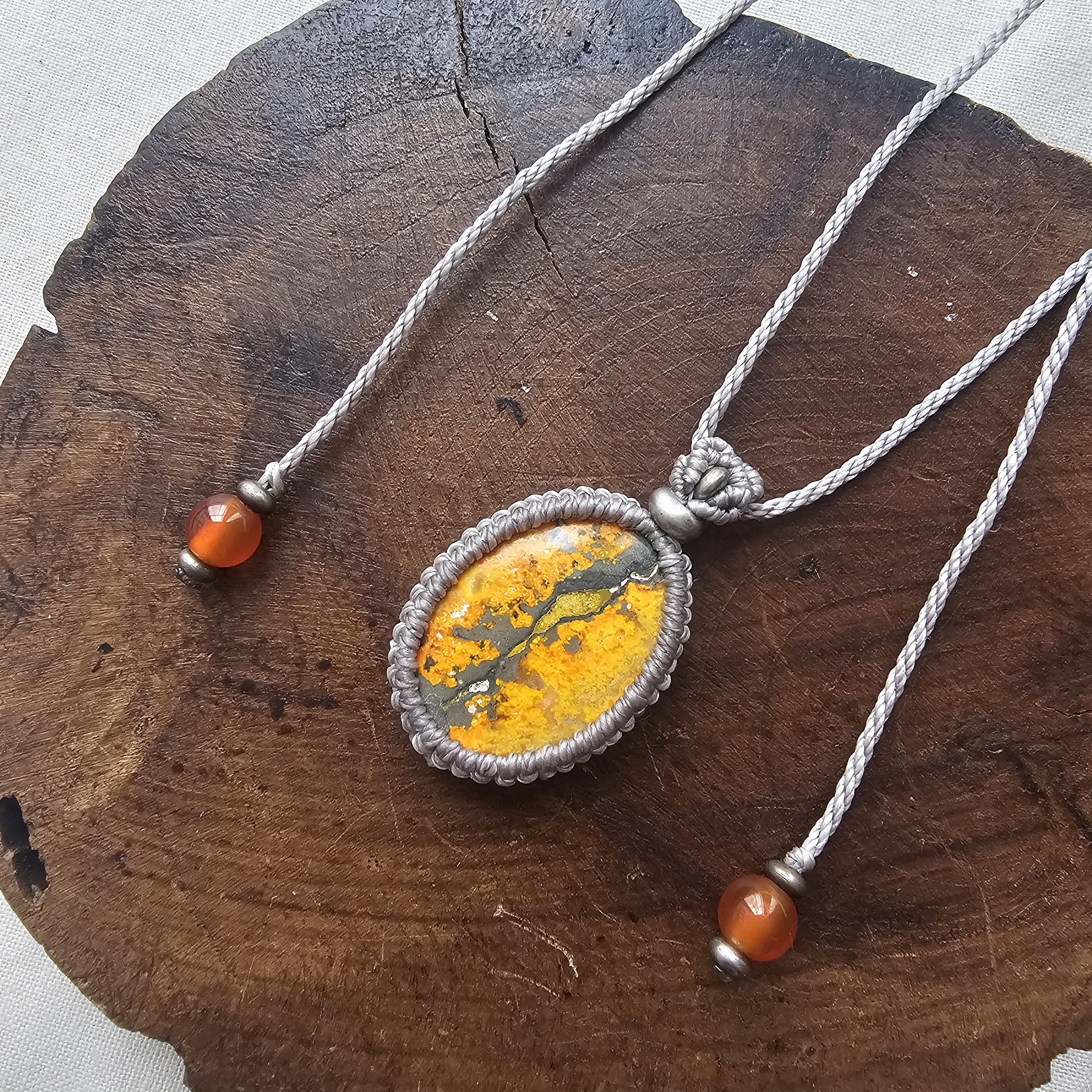 【マクラメ・ペンダント】バンブルビージャスパー、カーネリアン