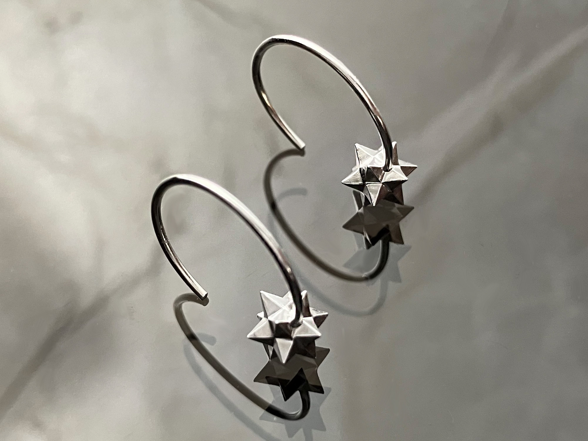 【2025冬の新作】金の揺れるきらめく小さな星と三日月のペンダント