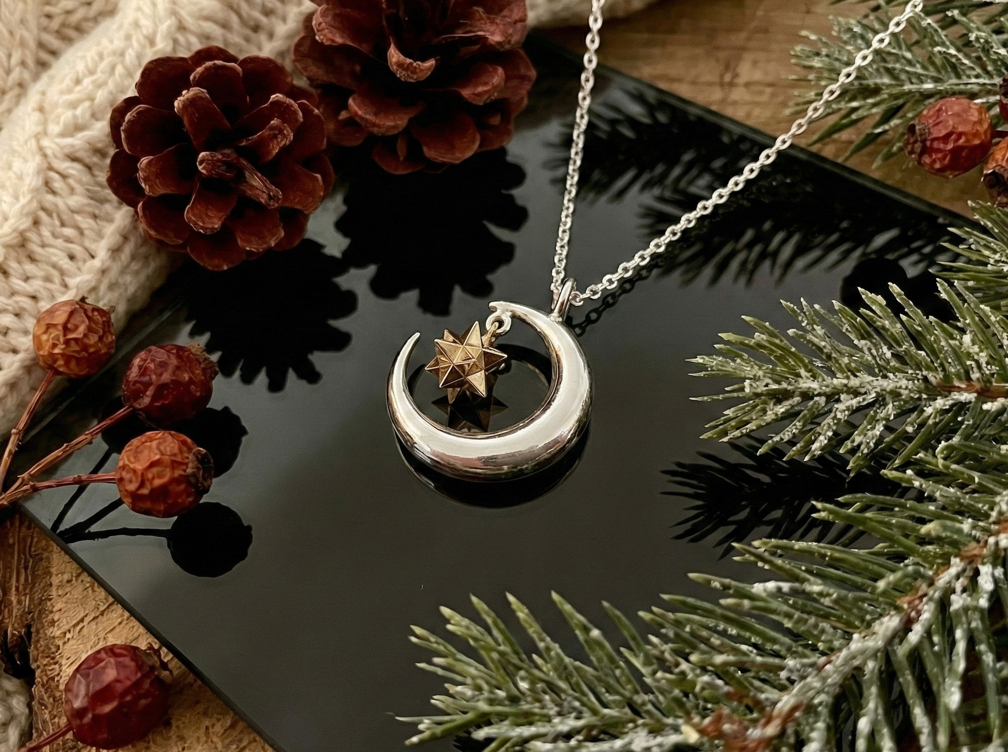 【2025冬の新作】金の揺れるきらめく小さな星と三日月のペンダント