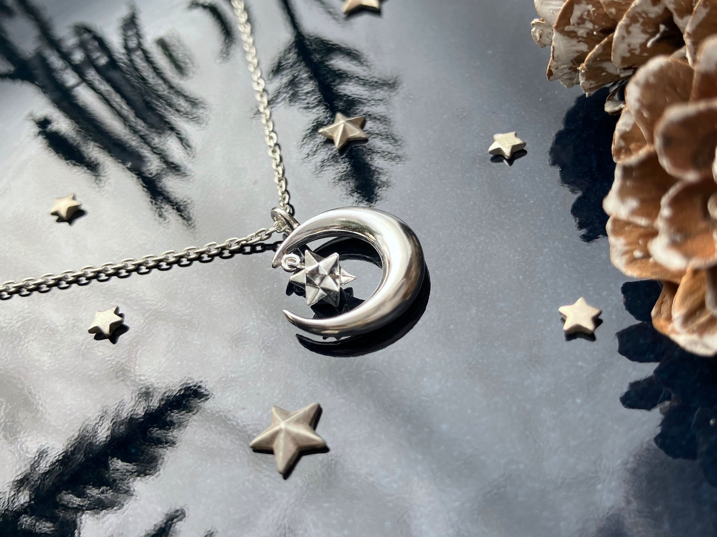 【2025冬の新作】金の揺れるきらめく小さな星と三日月のペンダント