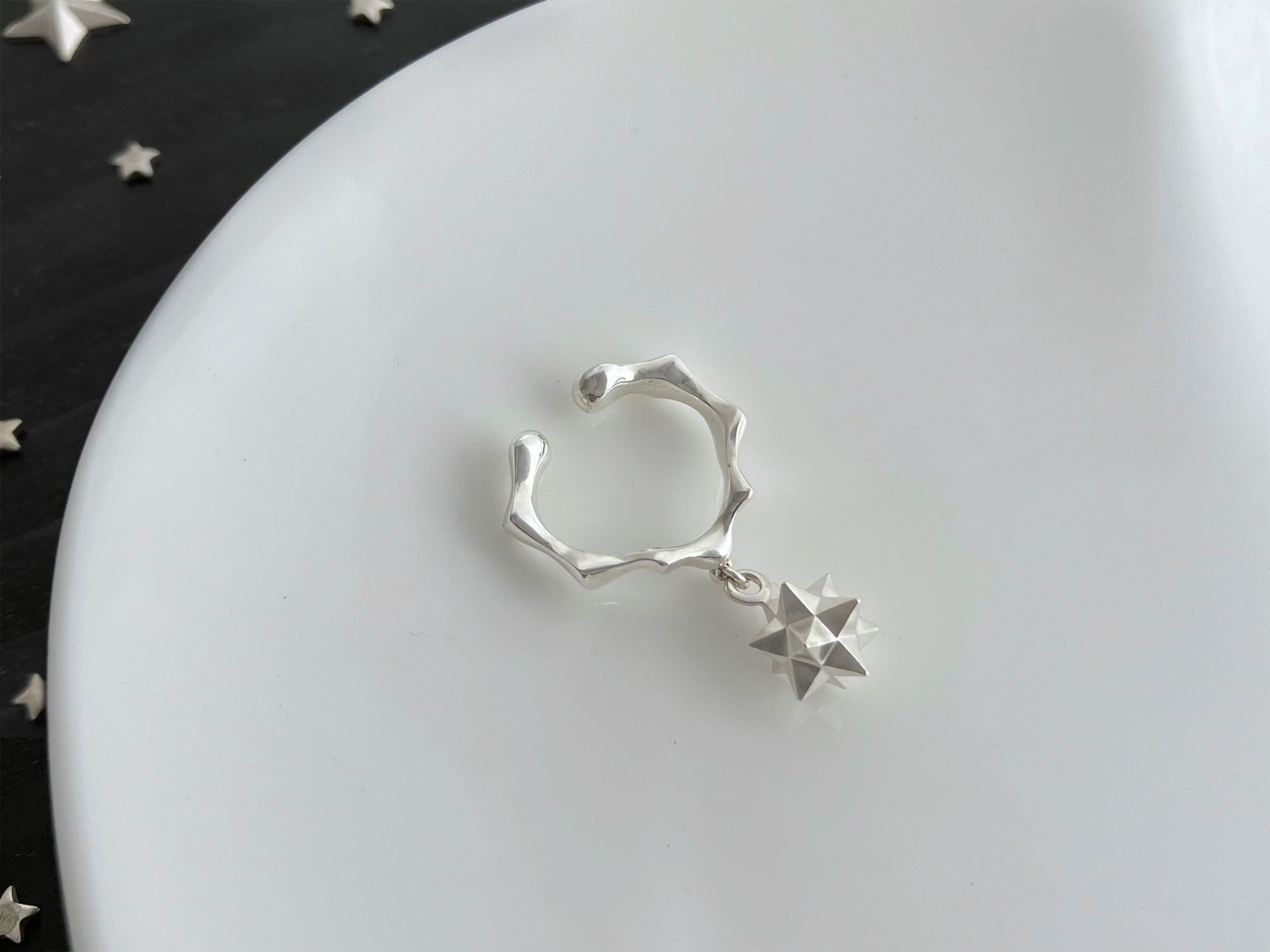 【2025冬の新作】金の揺れるきらめく小さな星と三日月のペンダント