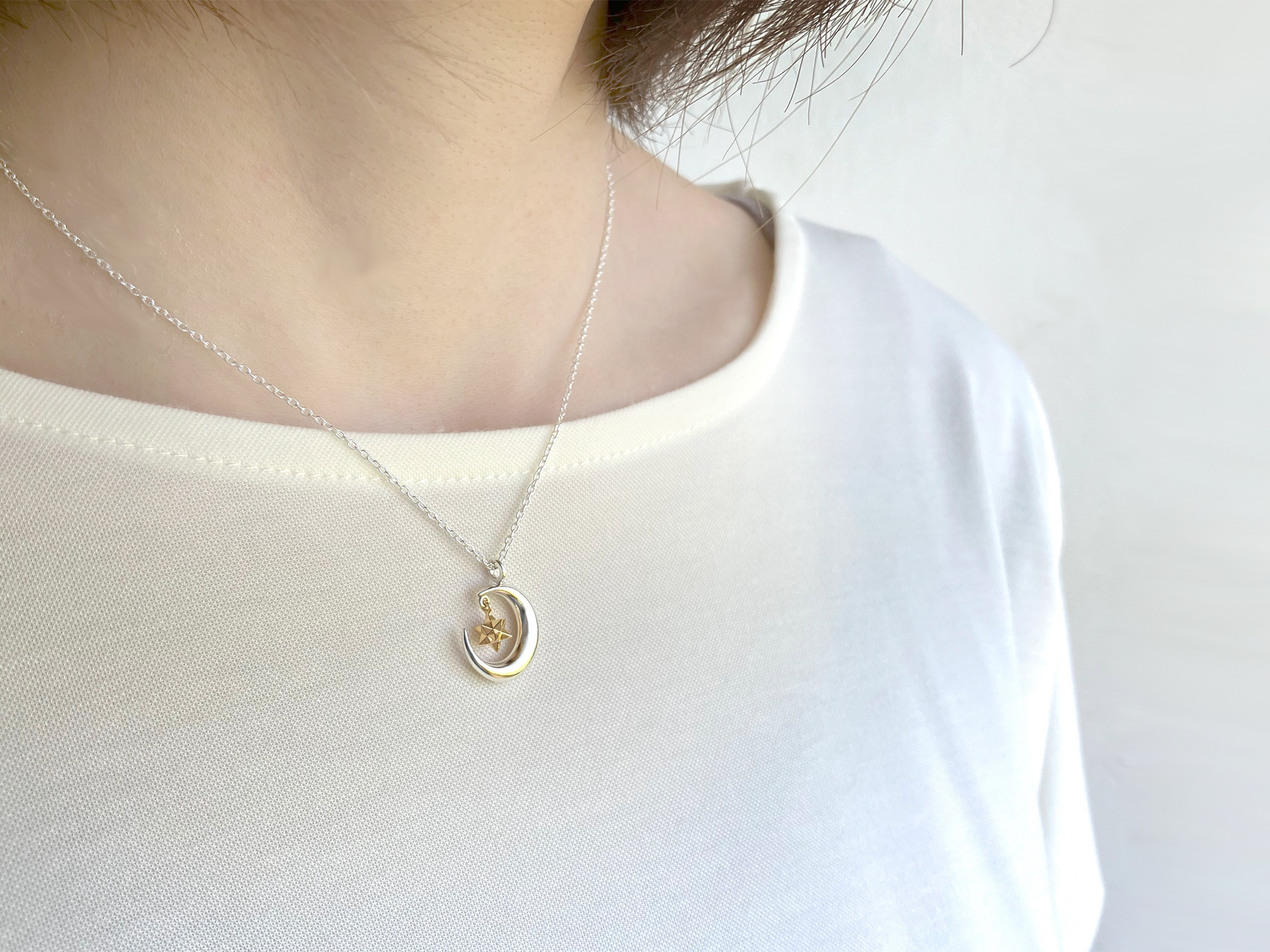 【2025冬の新作】金の揺れるきらめく小さな星と三日月のペンダント