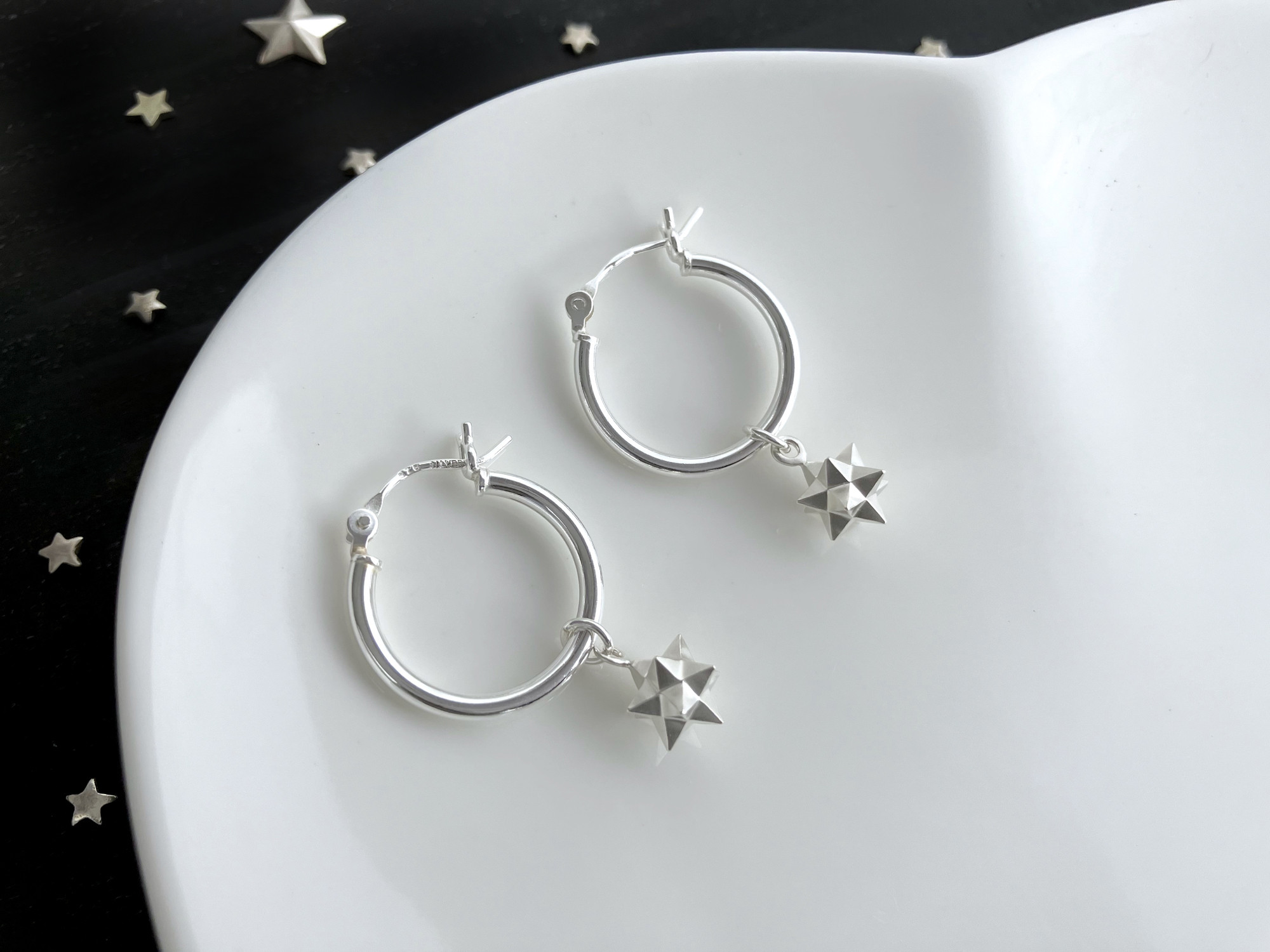 【2025冬の新作】金の揺れるきらめく小さな星と三日月のペンダント