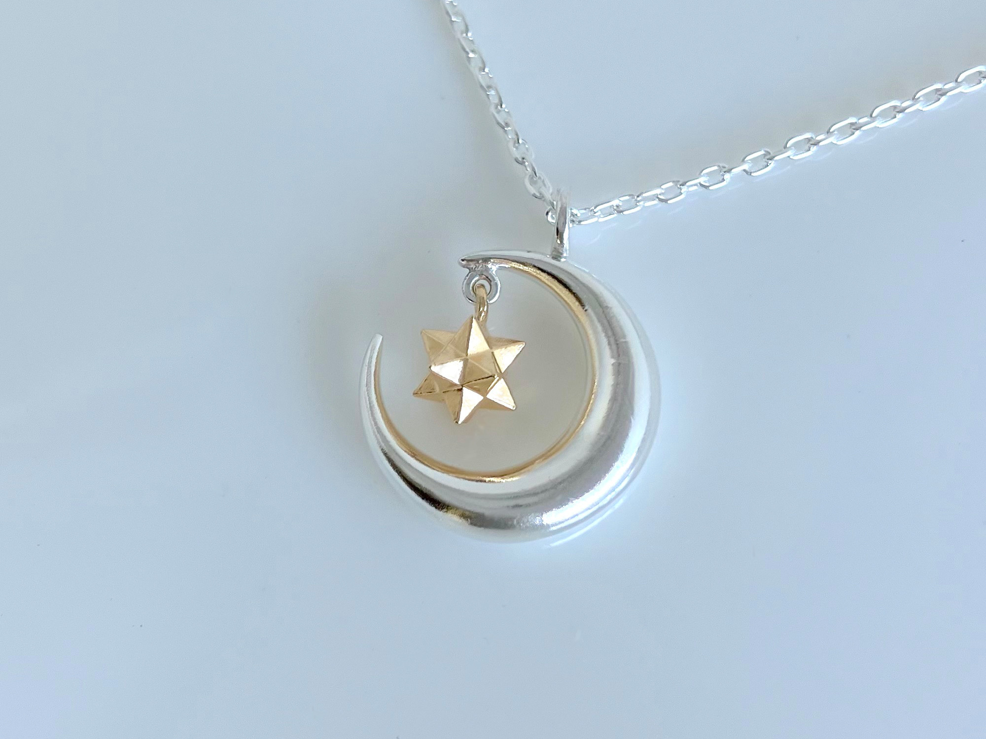 【2025冬の新作】金の揺れるきらめく小さな星と三日月のペンダント