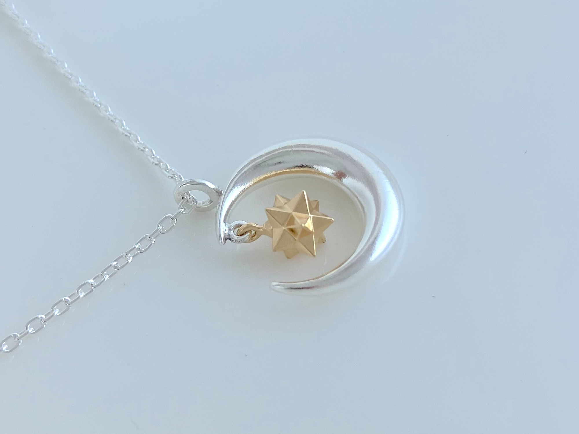 【2025冬の新作】金の揺れるきらめく小さな星と三日月のペンダント