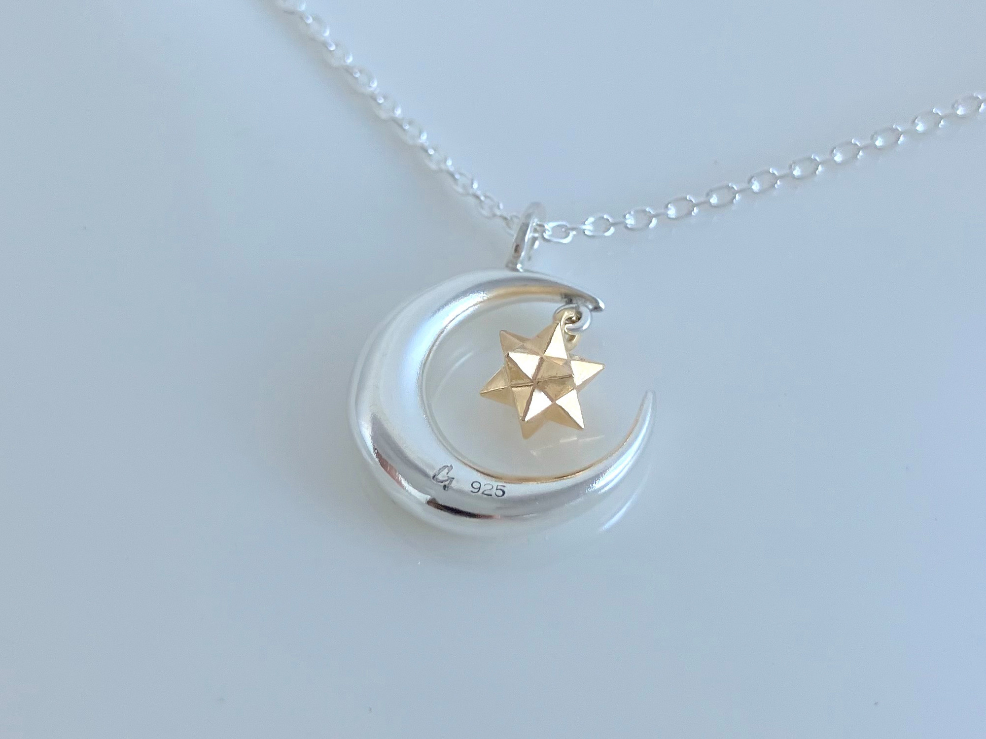 【2025冬の新作】金の揺れるきらめく小さな星と三日月のペンダント