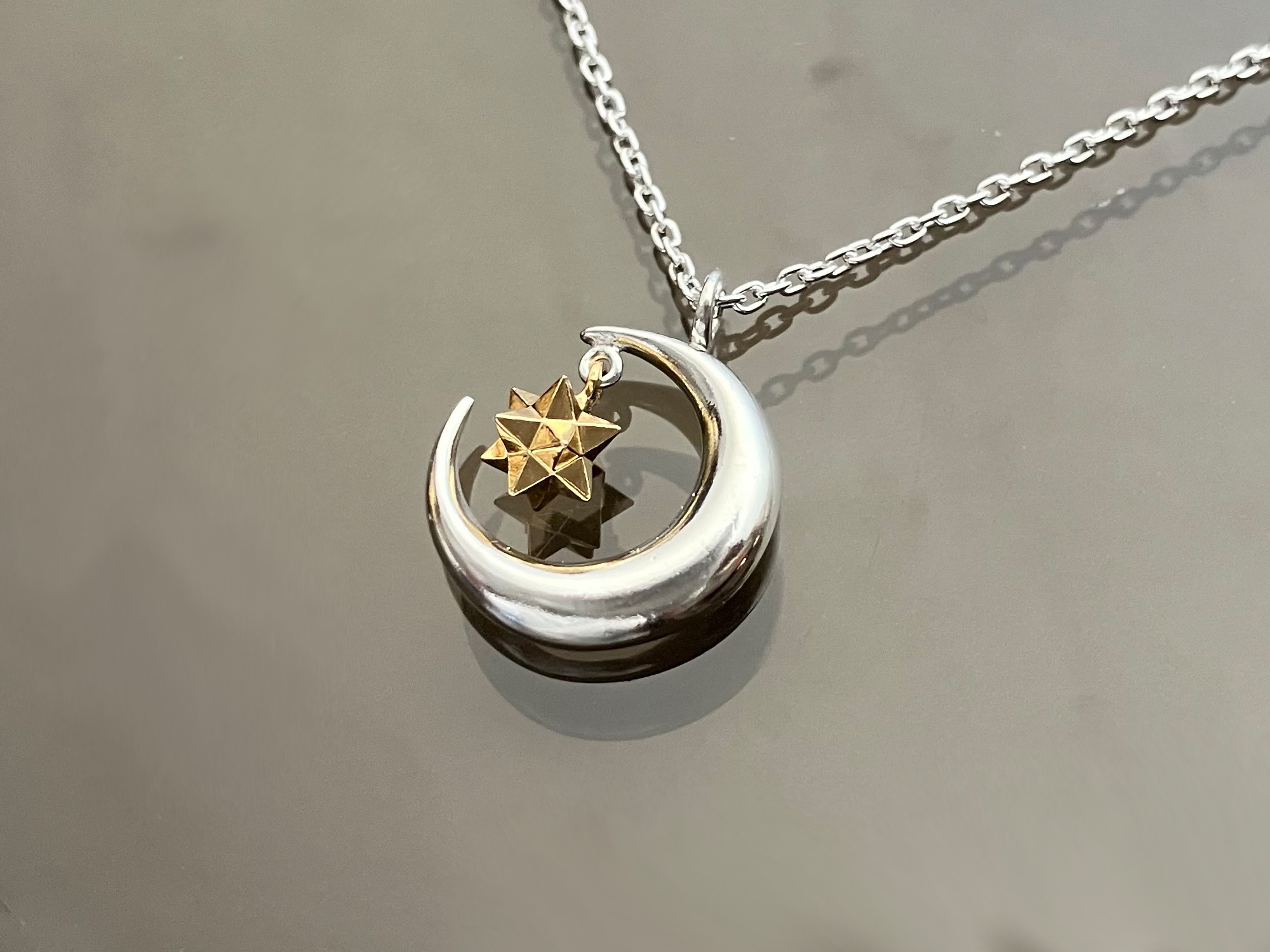 【2025冬の新作】金の揺れるきらめく小さな星と三日月のペンダント