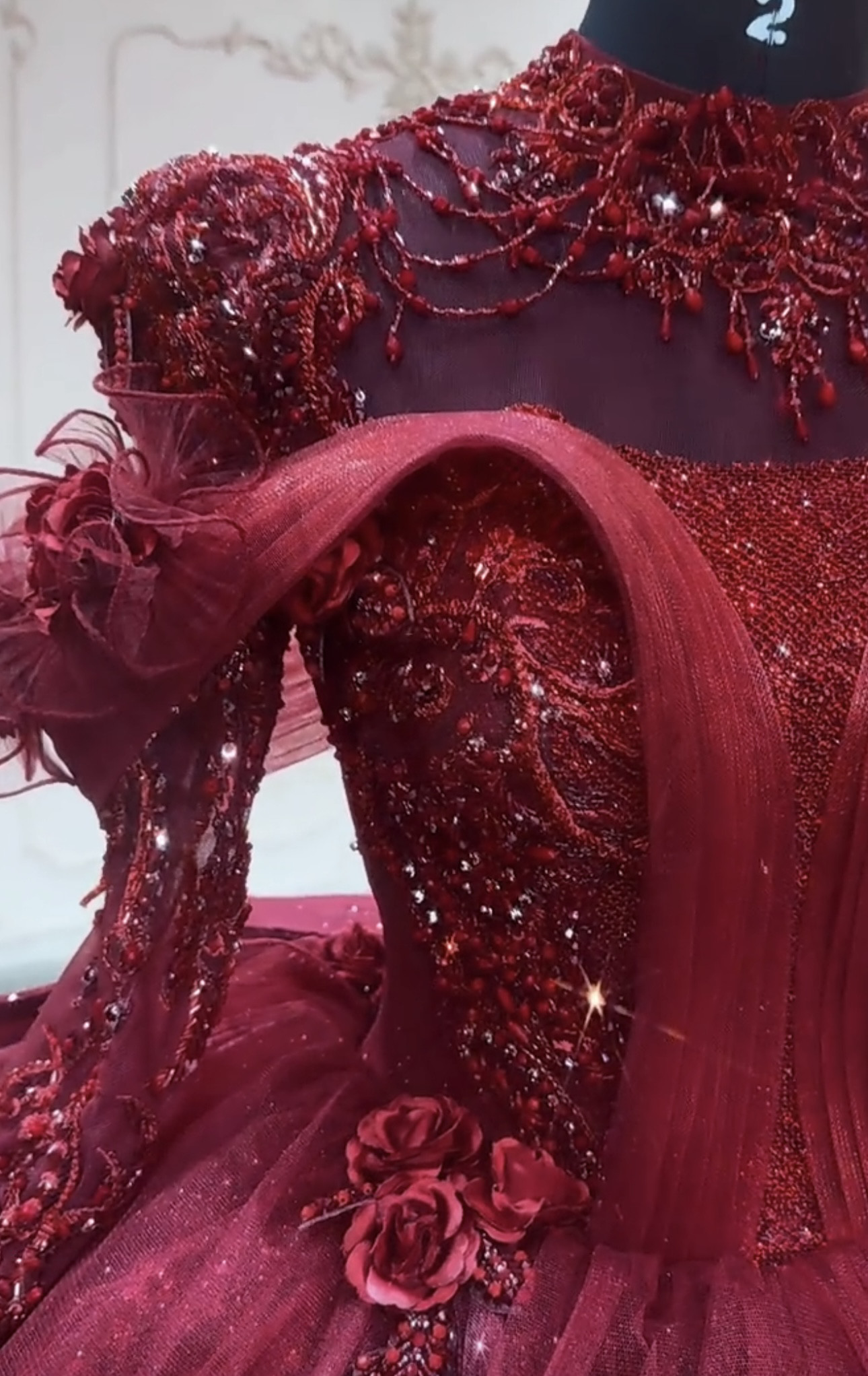 見逃さない　オフショルダー　二の腕カバー　バックリボン　高品質カラードレス　魅惑の刺繍　ワインレッド　ソフトチュール挙式