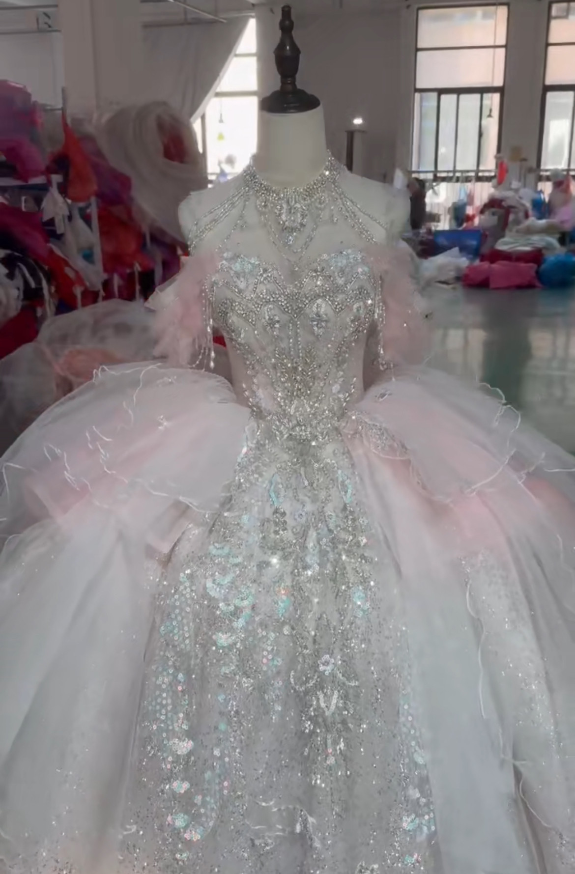 フリル　ホルターネック　可愛いピンク　カラードレス　二の腕を隠せる　花レース　優雅　カラードレス海外挙式本命ドレス製作