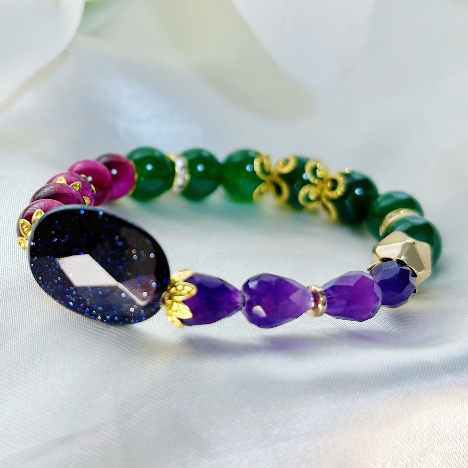 夜空に紫の滴がきらめく細身で華奢なアラビア風天然石ブレスレット<ラビットアイ×ブルーゴールドストーン×アメジスト