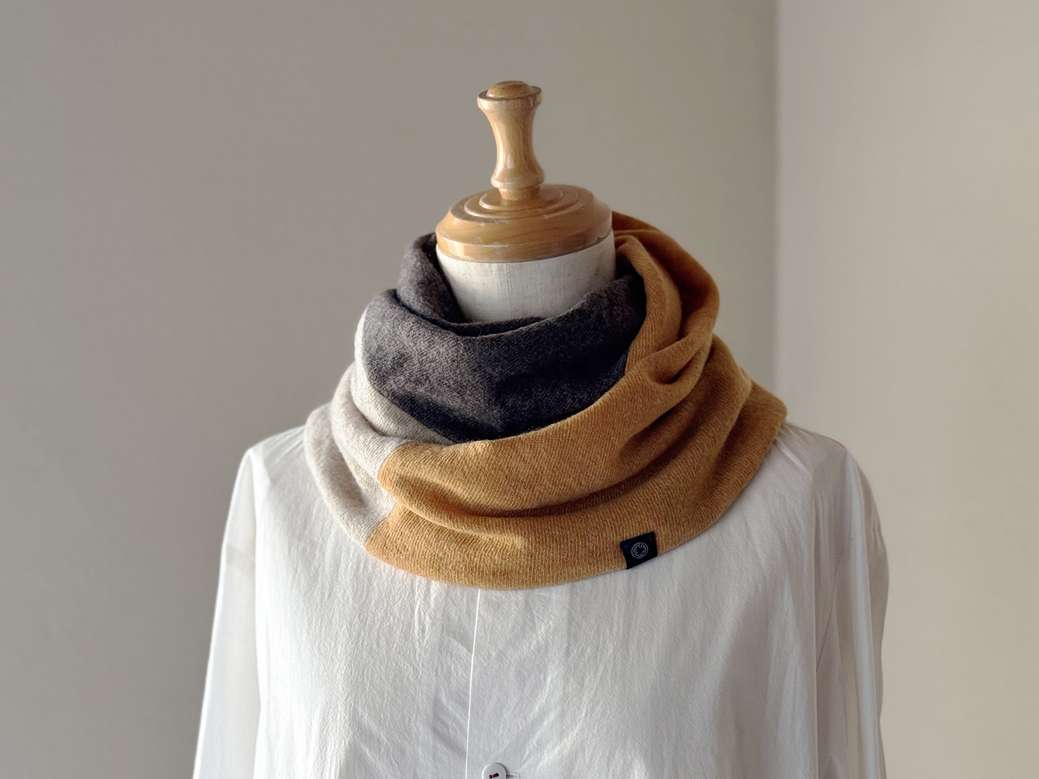 温度を纏う。純カシミヤねじりスヌード ［Tsumiki Design］マスタード/モカ/Lベージュ