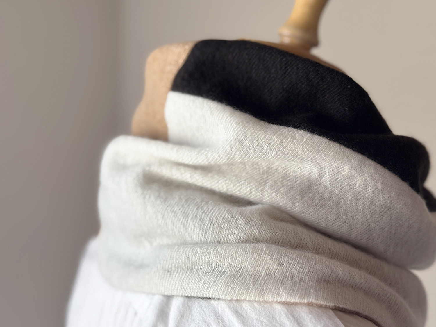 温度を纏う。純カシミヤねじりスヌード ［Tsumiki Design］キャメル/Dブラウン/ホワイト