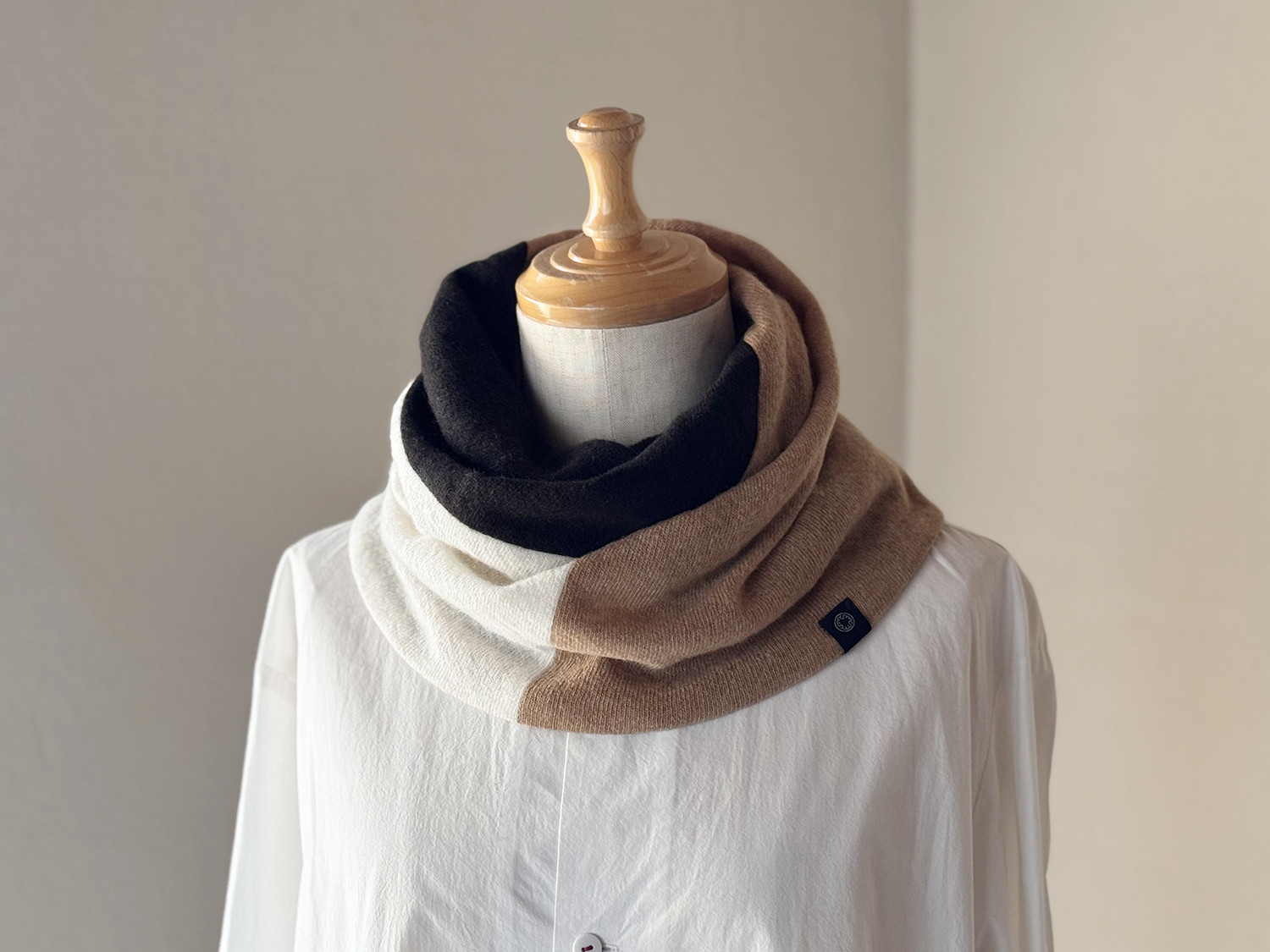 温度を纏う。純カシミヤねじりスヌード ［Tsumiki Design］キャメル/Dブラウン/ホワイト