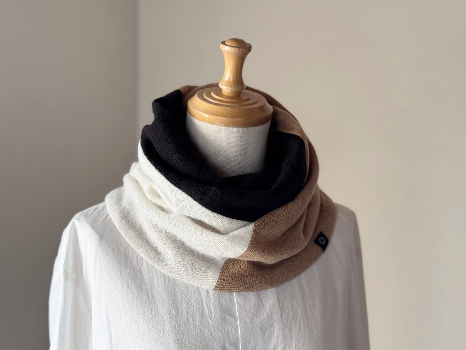 温度を纏う。純カシミヤねじりスヌード ［Tsumiki Design］キャメル/Dブラウン/ホワイト