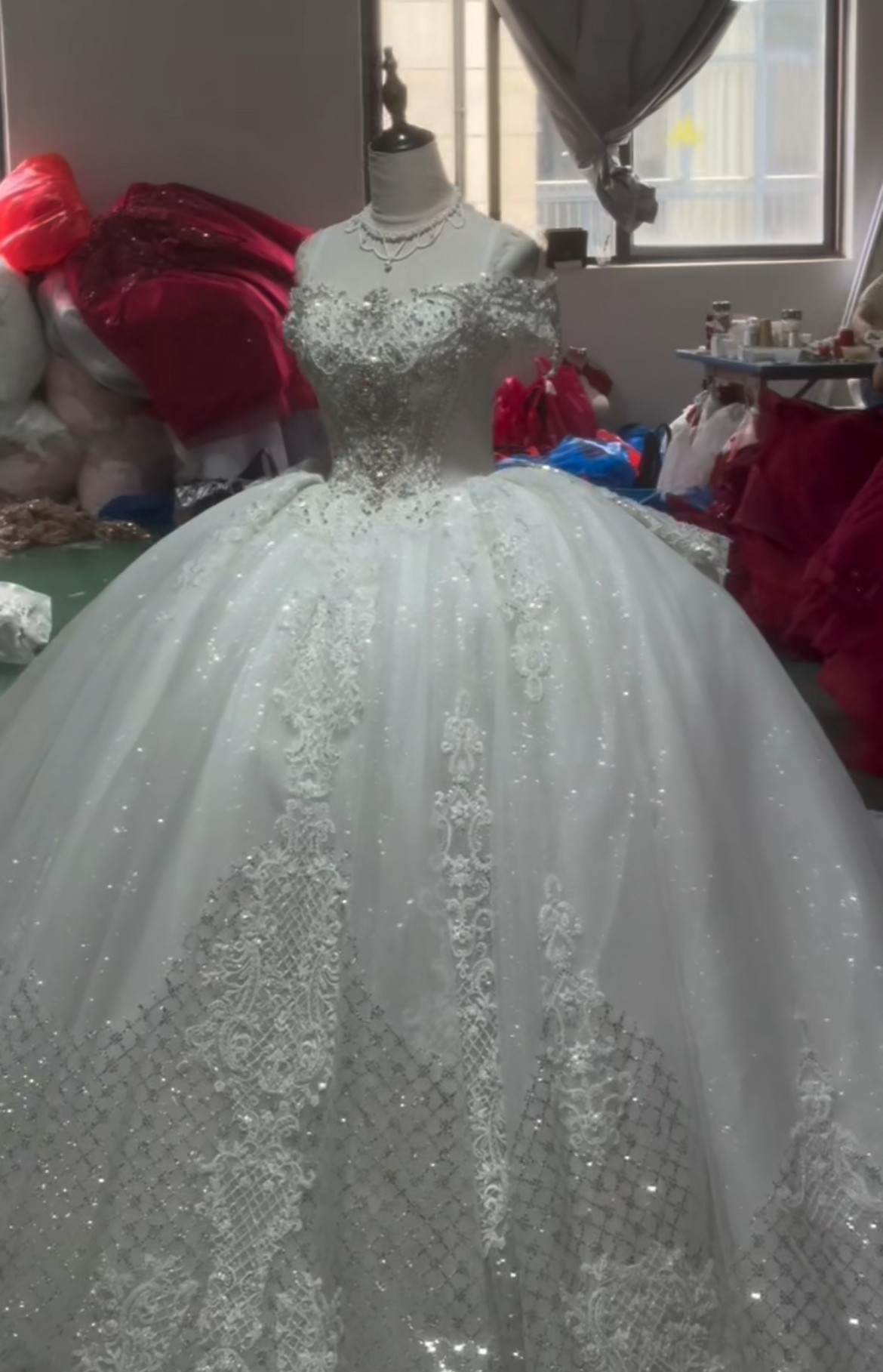 高品質オフショルダー2の腕カバー　ラッフルスカート　背中空き　プリンセスライン　ふんわりチュール　刺繍つき　トレーン結婚