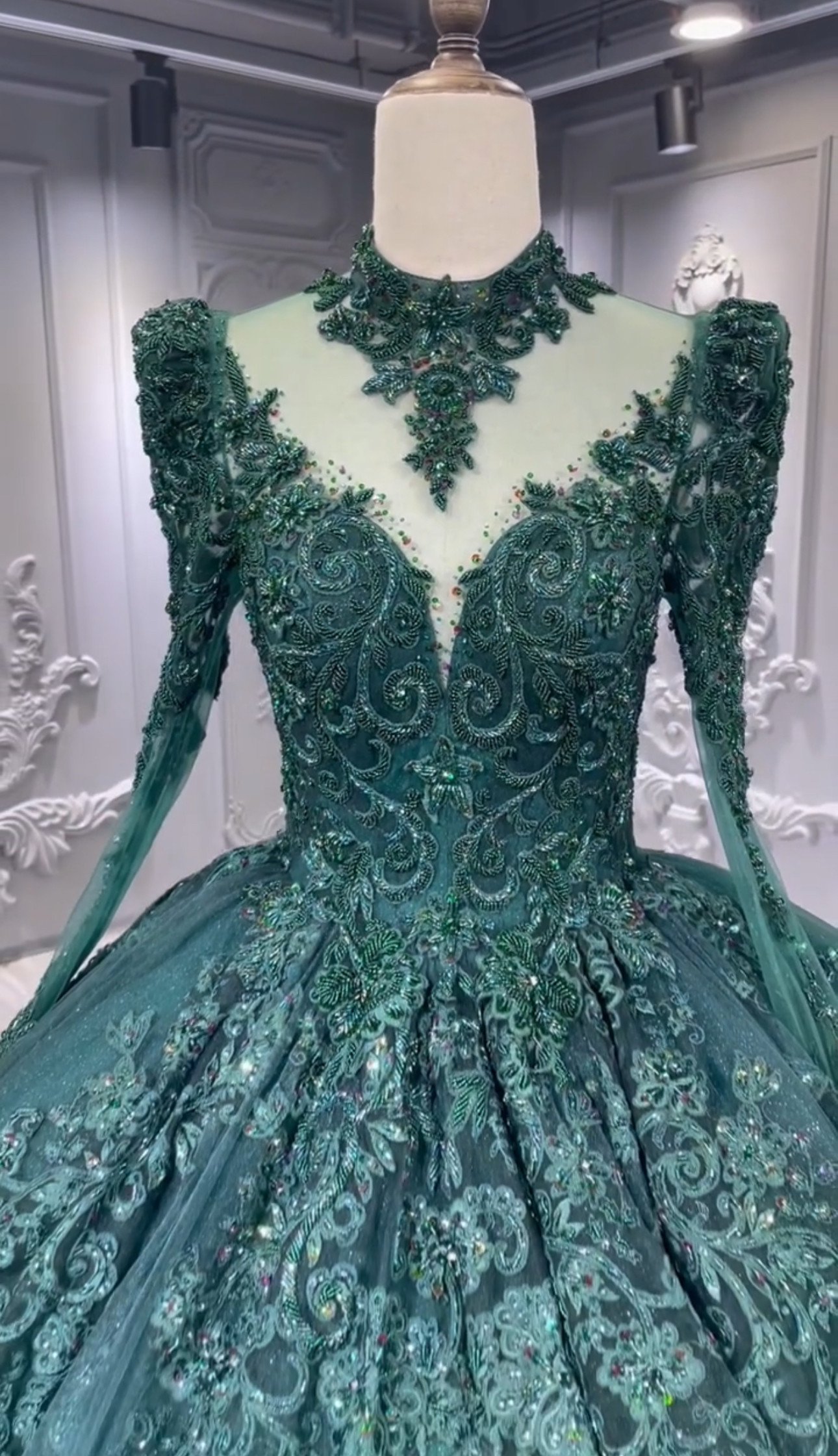 長袖　カラードレス　高品質フランスレース　イリュージョンネック　長袖　ロングトレーン　背中空き　光沢感サテン優雅演奏会