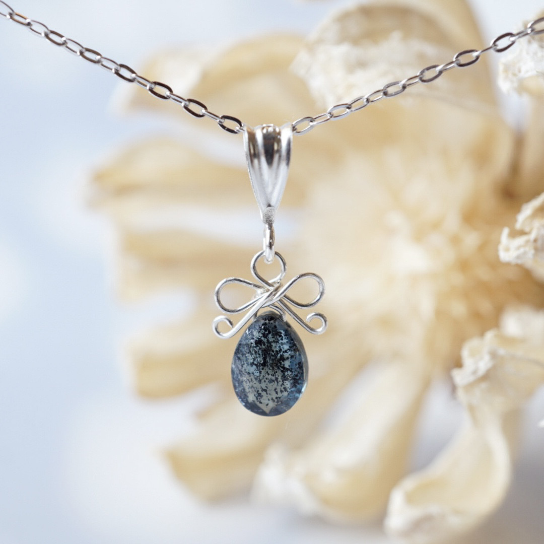 「小さなリボン」モスカイヤナイト 一粒 ネックレス  天然石 冬 シンプル 14kgf 金属アレルギー対応