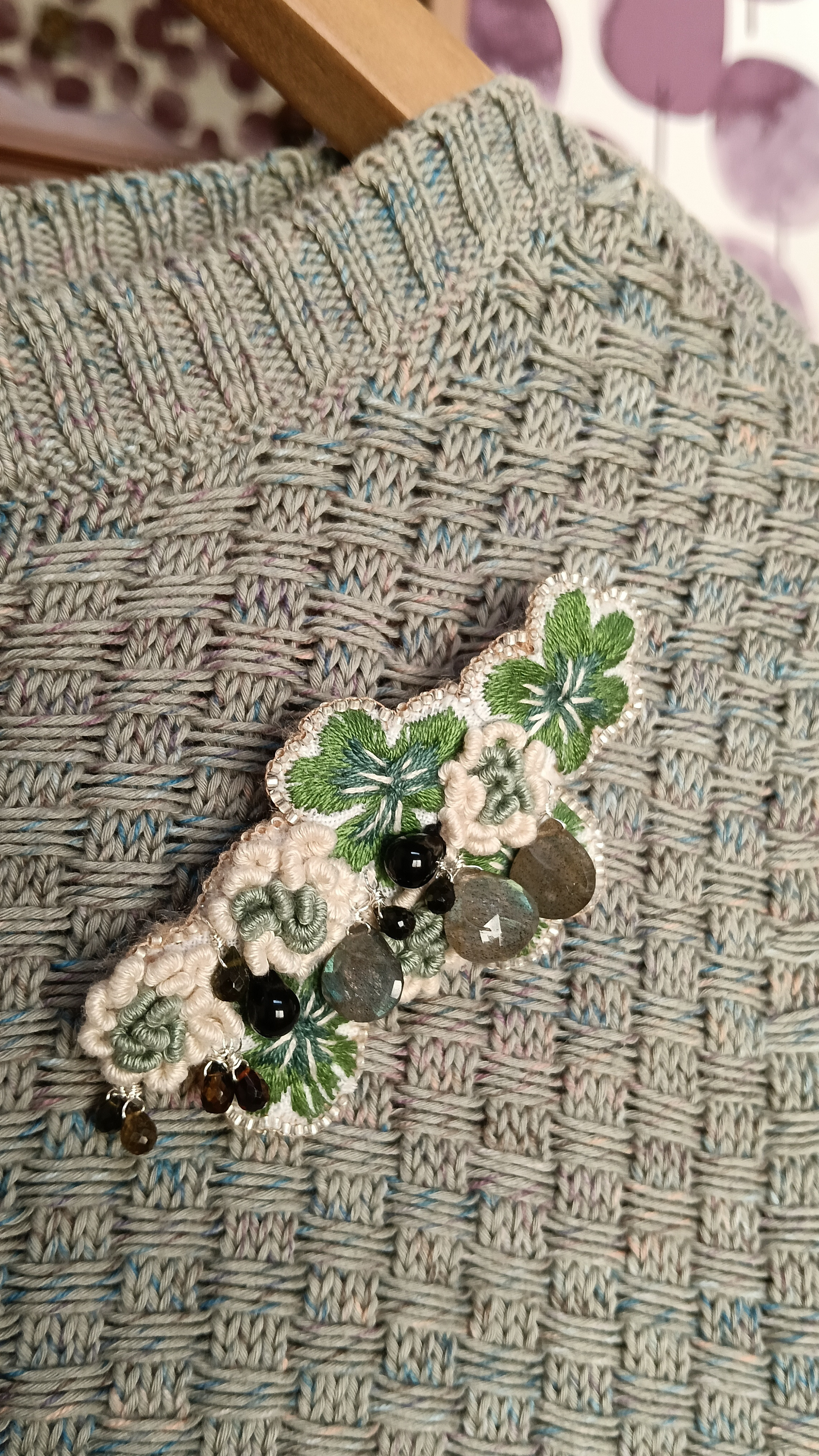 【ラブラドライトとトルマリン】手刺繍クローバーのブローチ