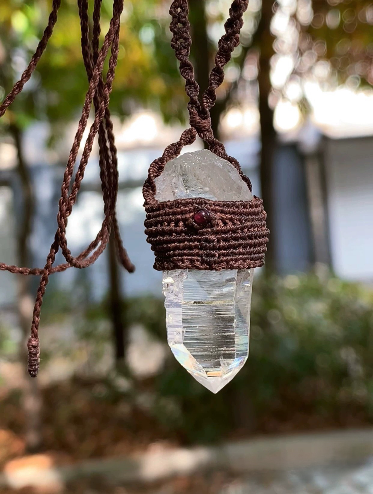 天然白水晶原石ペンダント 手作りマクラメ編み 赤いストーンアクセント