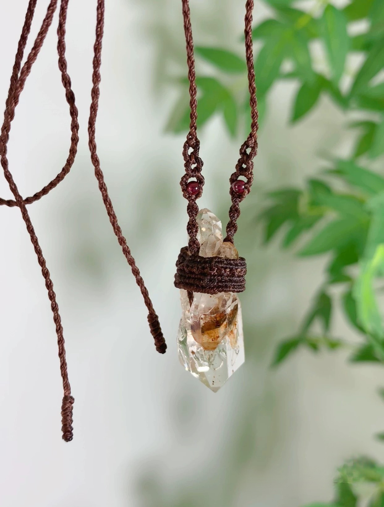 天然包体白水晶ペンダント 手作りマクラメ編み 赤いストーンアクセント