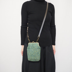 深みグリーンのがまぐちおさんぽポーチ｜スマホポシェット｜斜め掛け｜外ポケット付き｜ミニマルサイズ 2枚目の画像