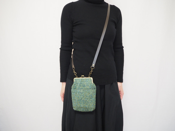 深みグリーンのがまぐちおさんぽポーチ｜スマホポシェット｜斜め掛け｜外ポケット付き｜ミニマルサイズ 2枚目の画像