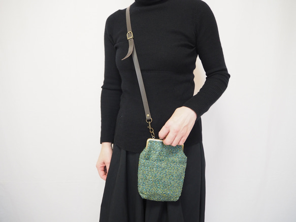 深みグリーンのがまぐちおさんぽポーチ｜スマホポシェット｜斜め掛け｜外ポケット付き｜ミニマルサイズ 11枚目の画像