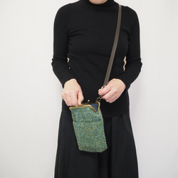 深みグリーンのがまぐちおさんぽポーチ｜スマホポシェット｜斜め掛け｜外ポケット付き｜ミニマルサイズ 9枚目の画像